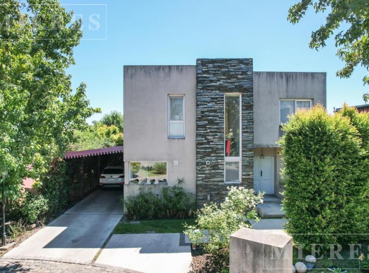 Casa · 240m² · 6 Ambientes · 2 Cocheras