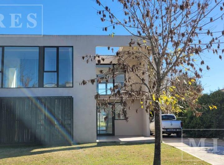 Casa · 300m² · 6 Ambientes · 1 Cochera