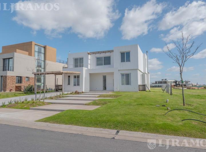 Casa · 280m² · 5 Ambientes · 2 Cocheras