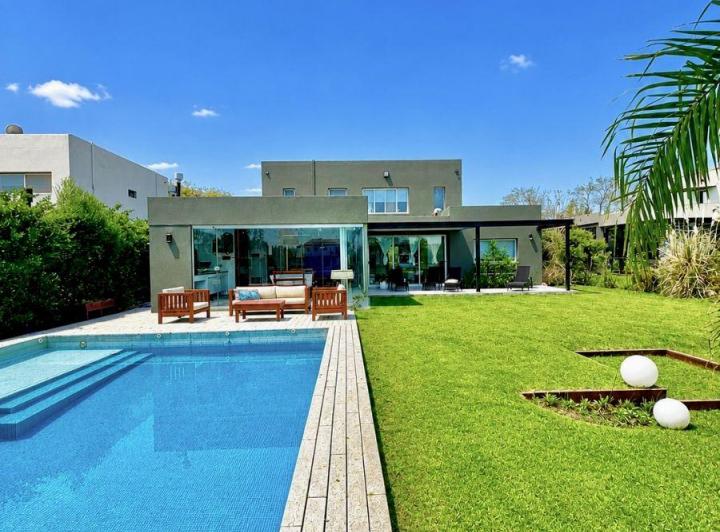 Casa · 280m² · 5 Ambientes · 2 Cocheras