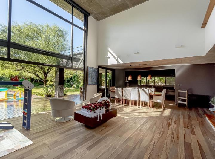 Casa · 320m² · 5 Ambientes · 1 Cochera