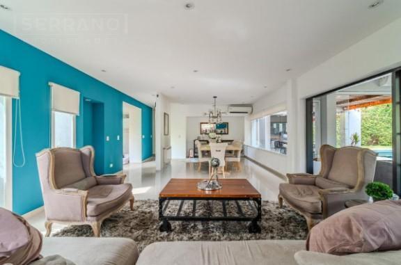 Casa · 360m² · 7 Ambientes · 4 Cocheras