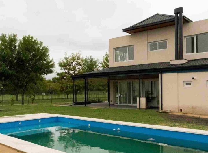 Casa · 232m² · 6 Ambientes · 3 Cocheras