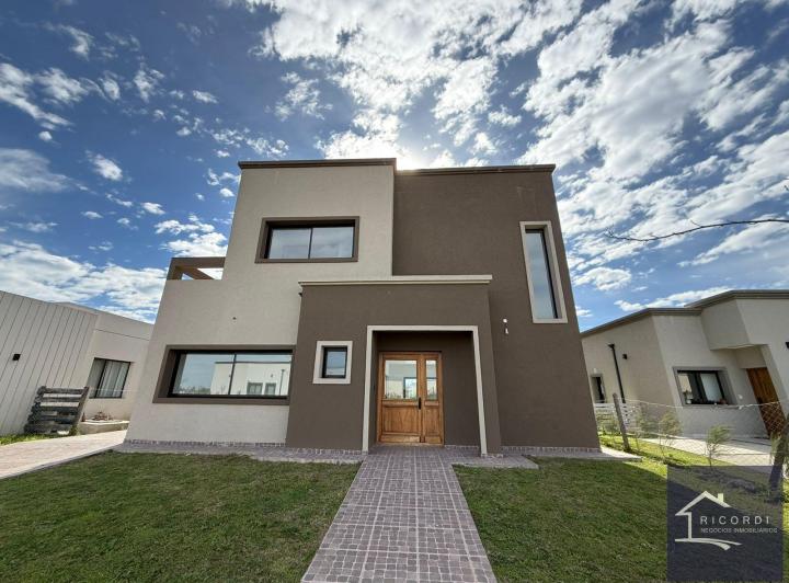 Casa · 196m² · 6 Ambientes · 2 Cocheras