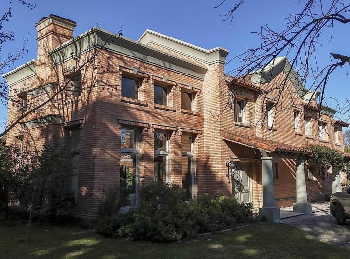 Casa · 320m² · 10 Ambientes · 2 Cocheras