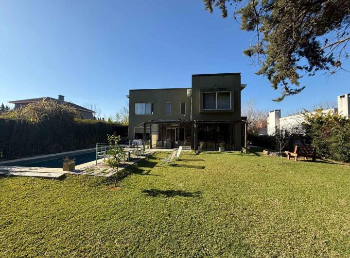 Casa · 214m² · 5 Ambientes