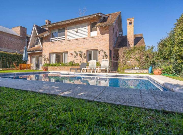 Casa · 203m² · 5 Ambientes · 2 Cocheras