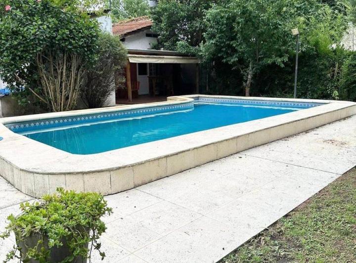 Casa · 180m² · 5 Ambientes · 4 Cocheras