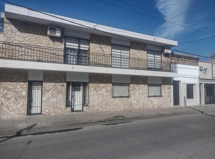 Casa · 220m² · 6 Ambientes · 1 Cochera