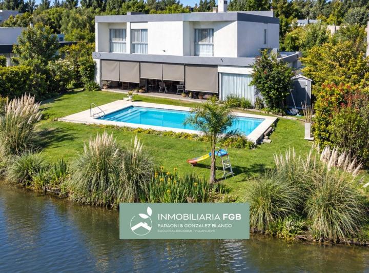 Casa · 214m² · 7 Ambientes · 2 Cocheras