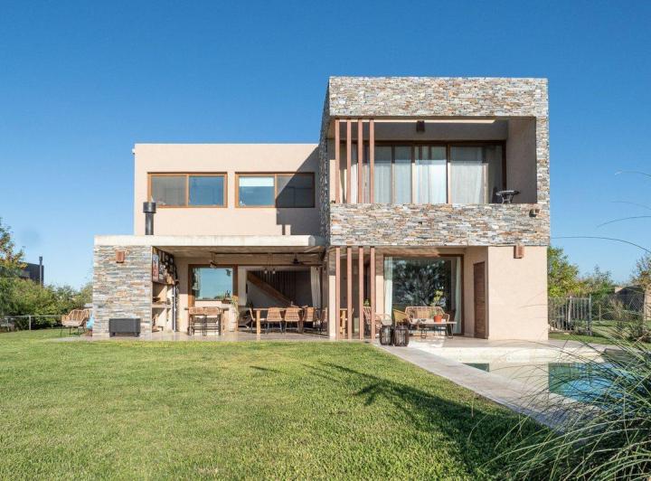 Casa · 280m² · 8 Ambientes · 2 Cocheras