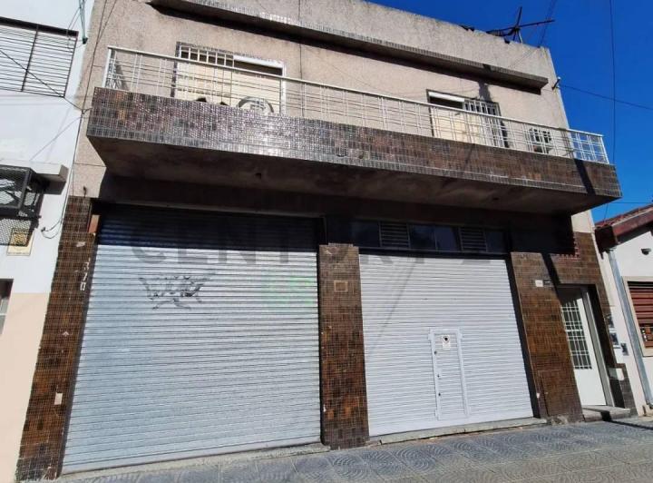 Casa · 240m² · 8 Ambientes · 1 Cochera