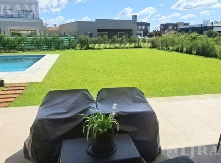 Casa · 234m² · 5 Ambientes · 2 Cocheras