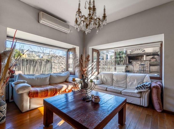 Casa · 226m² · 5 Ambientes · 2 Cocheras
