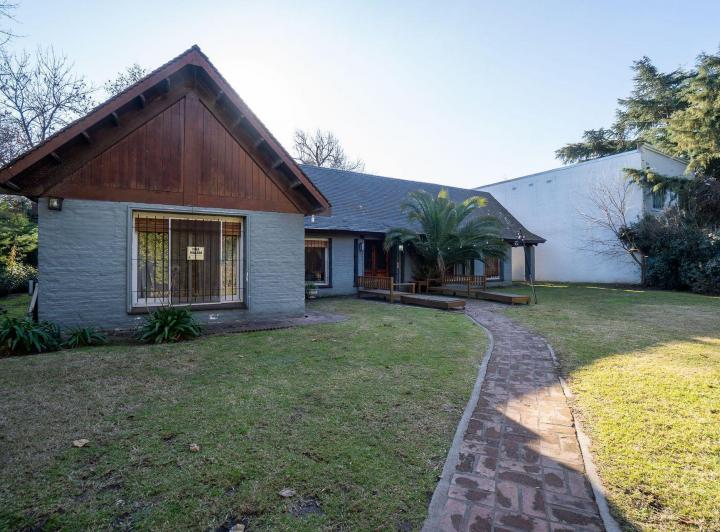 Casa · 305m² · 6 Ambientes · 3 Cocheras