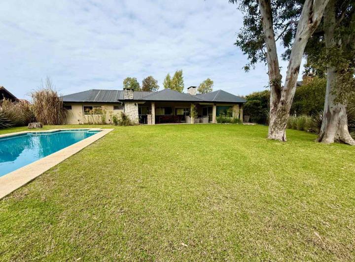 Casa · 200m² · 6 Ambientes · 4 Cocheras