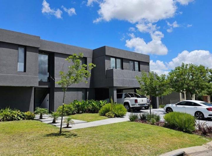 Casa · 386m² · 7 Ambientes · 2 Cocheras