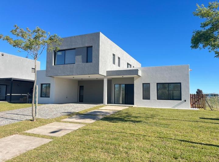 Casa · 210m² · 6 Ambientes