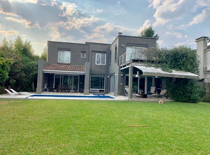 Casa · 385m² · 8 Ambientes · 2 Cocheras