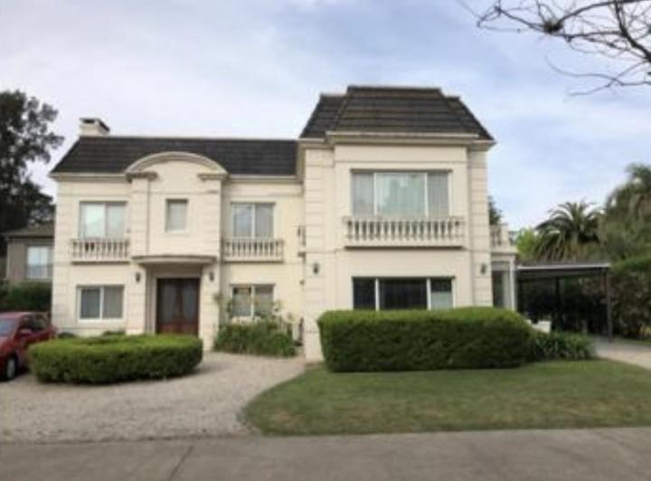 Casa · 300m² · 6 Ambientes · 2 Cocheras