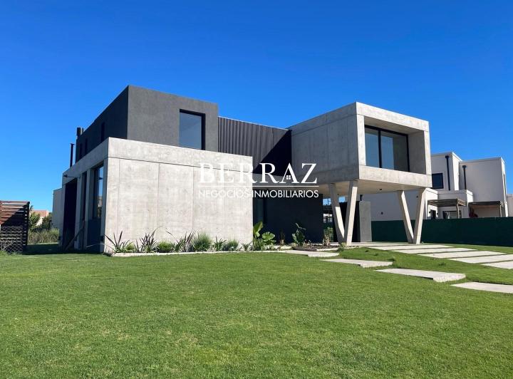 Casa · 276m² · 7 Ambientes · 6 Cocheras