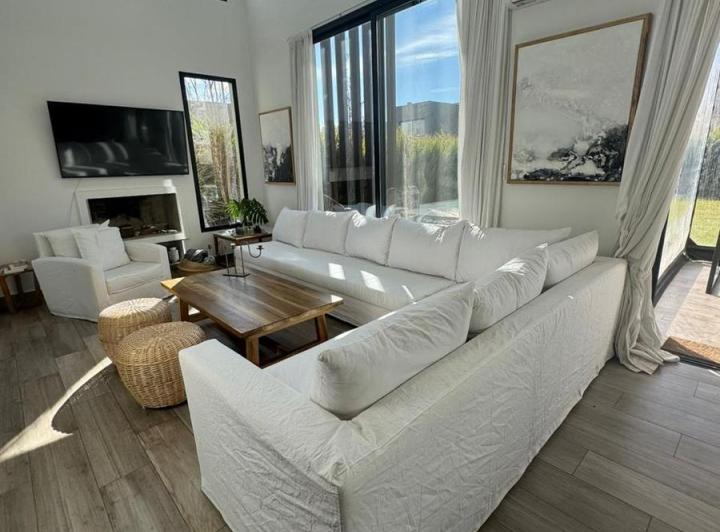 Casa · 210m² · 5 Ambientes · 3 Cocheras