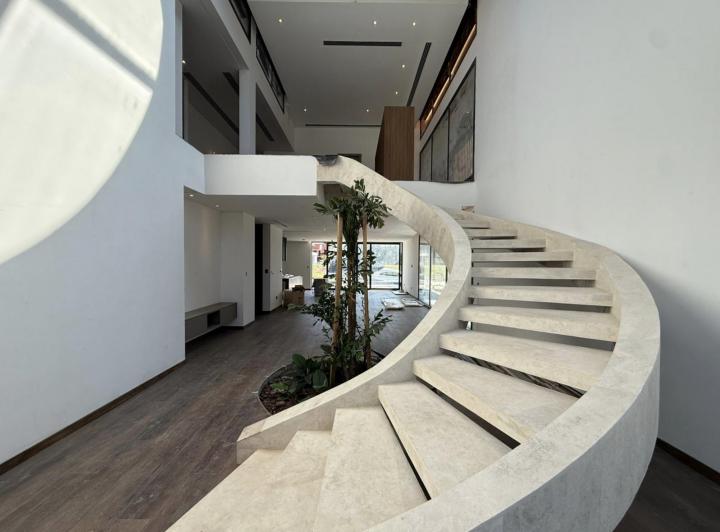 Casa · 550m² · 8 Ambientes · 2 Cocheras