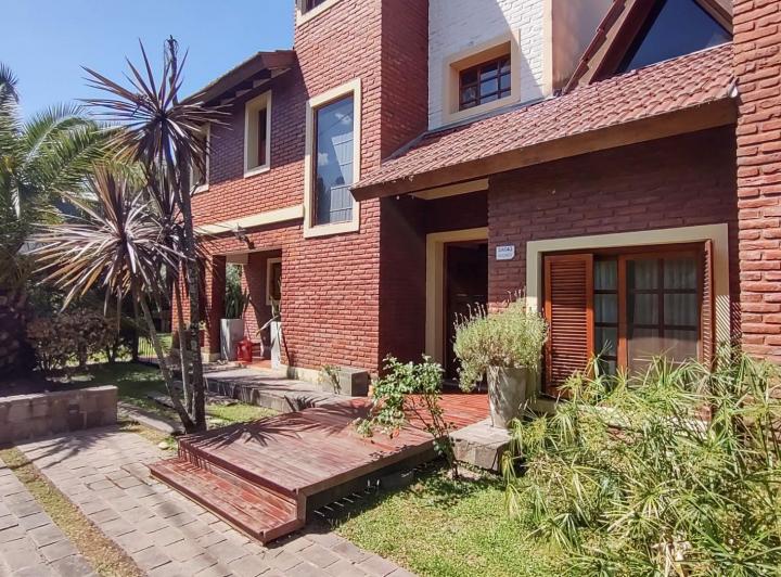 Casa · 280m² · 5 Ambientes · 2 Cocheras