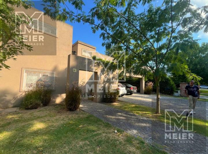 Casa · 240m² · 5 Ambientes · 6 Cocheras