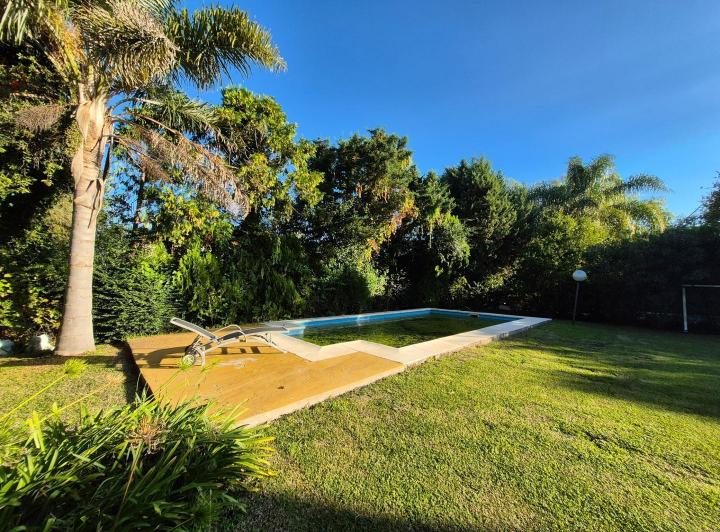 Casa · 300m² · 5 Ambientes · 6 Cocheras