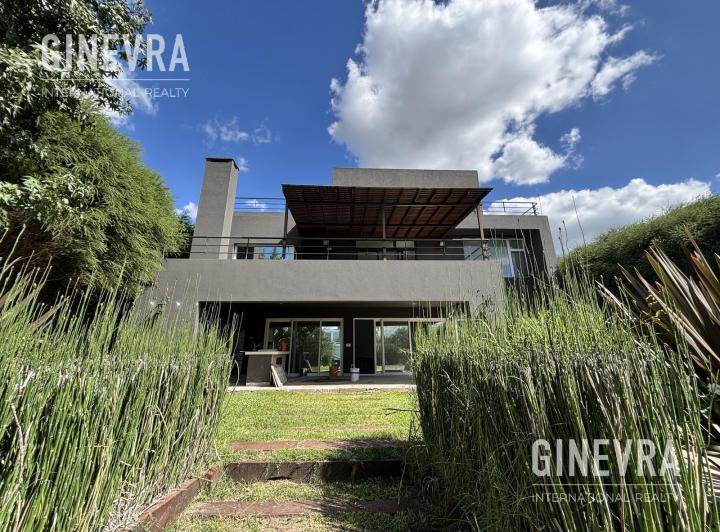 Casa · 420m² · 8 Ambientes · 2 Cocheras