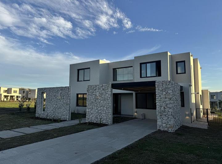 Casa · 254m² · 7 Ambientes · 2 Cocheras