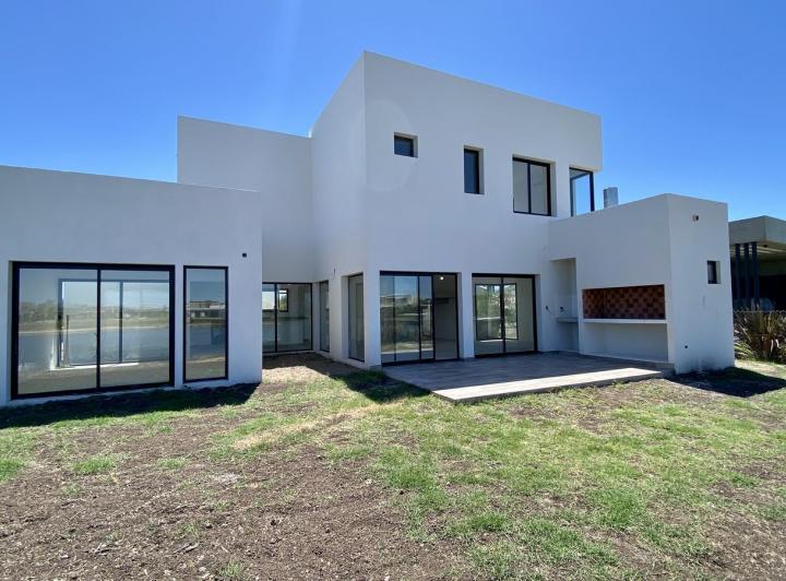 Casa · 223m² · 6 Ambientes · 4 Cocheras