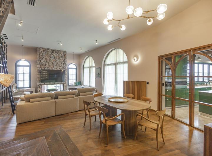 Casa · 420m² · 8 Ambientes · 4 Cocheras
