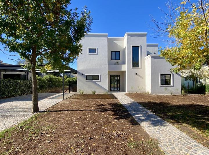 Casa · 210m² · 6 Ambientes · 6 Cocheras