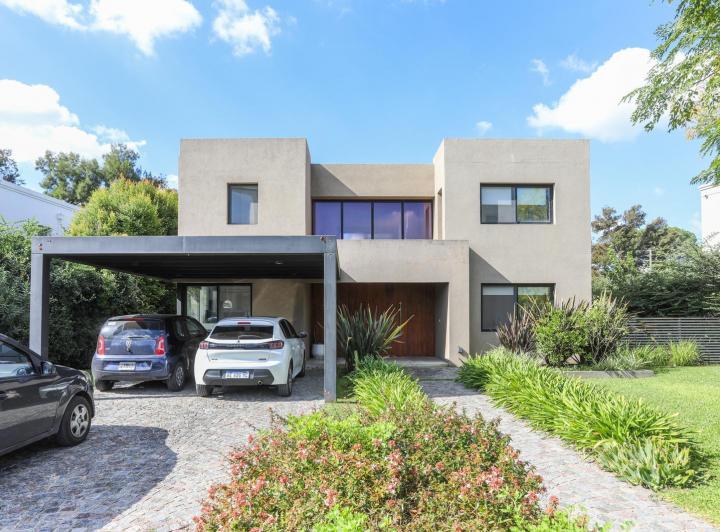 Casa · 260m² · 5 Ambientes · 2 Cocheras