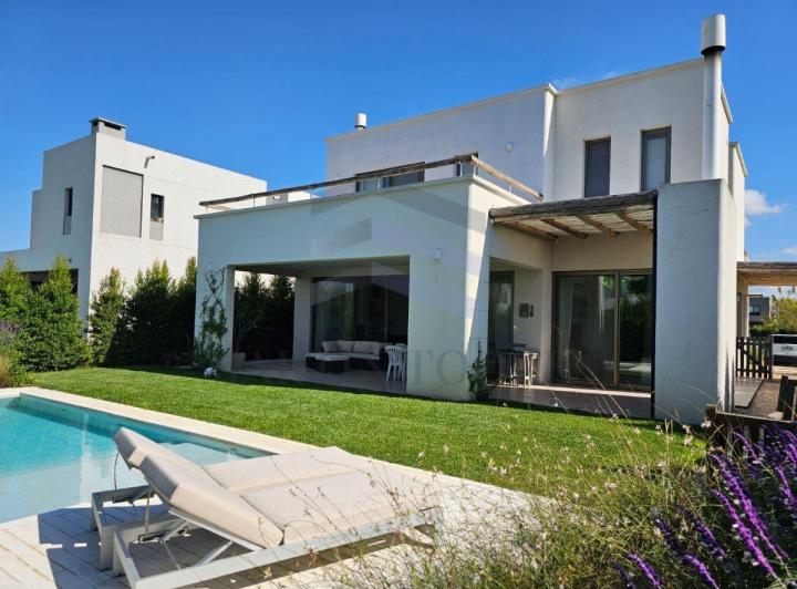 Casa · 220m² · 8 Ambientes · 3 Cocheras