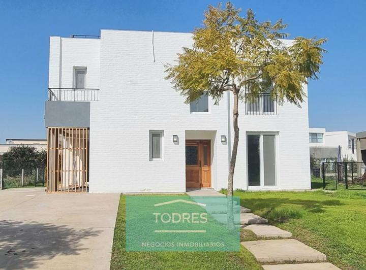 Casa · 205m² · 4 Ambientes · 4 Cocheras