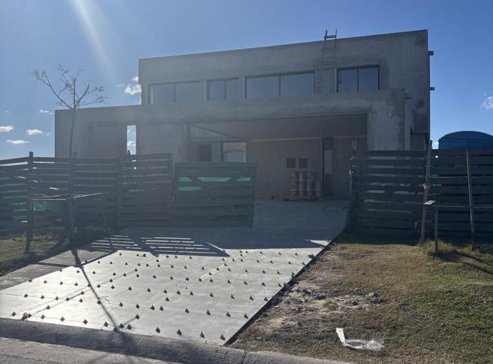 Casa · 282m² · 5 Dormitorios
