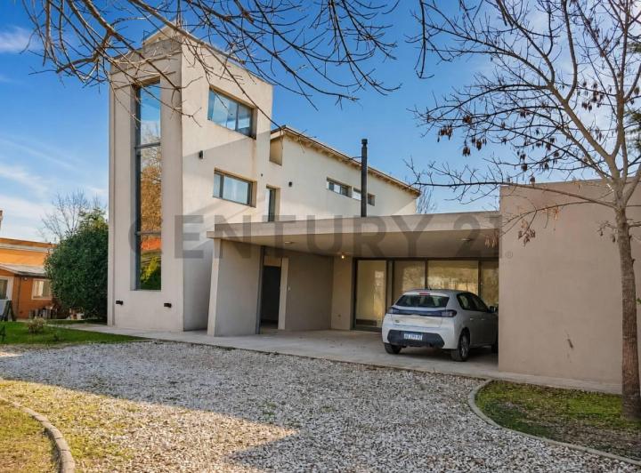 Casa · 312m² · 7 Ambientes · 1 Cochera