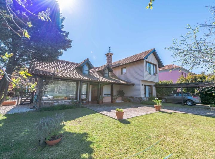 Casa · 220m² · 5 Ambientes · 2 Cocheras
