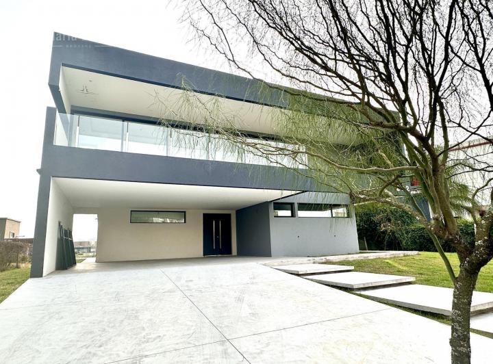 Casa · 254m² · 5 Ambientes · 3 Cocheras