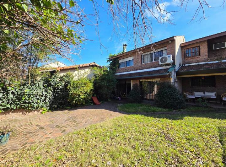 Casa · 180m² · 5 Ambientes · 3 Cocheras
