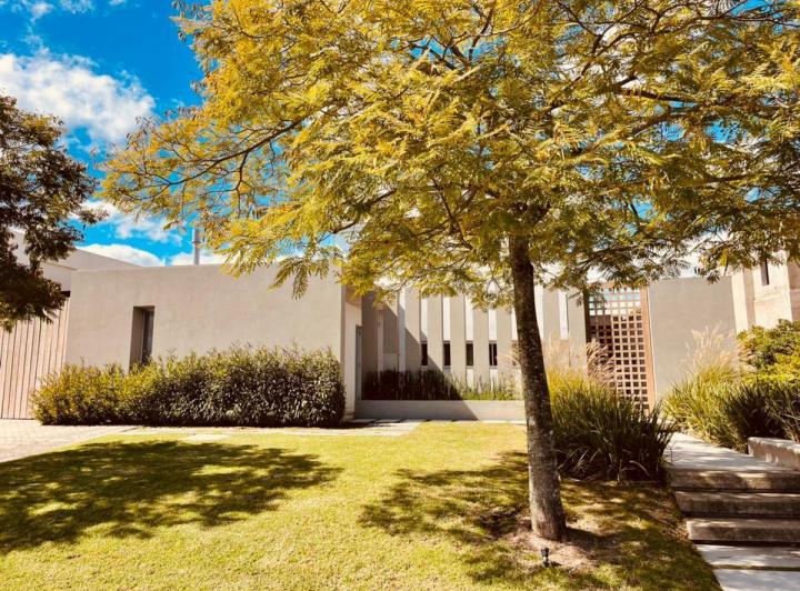 Casa · 382m² · 7 Ambientes · 2 Cocheras
