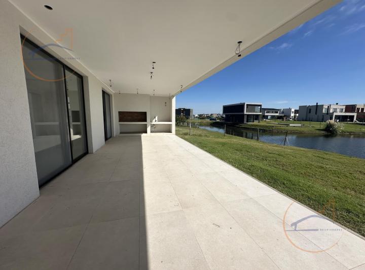 Casa · 260m² · 6 Ambientes · 4 Cocheras