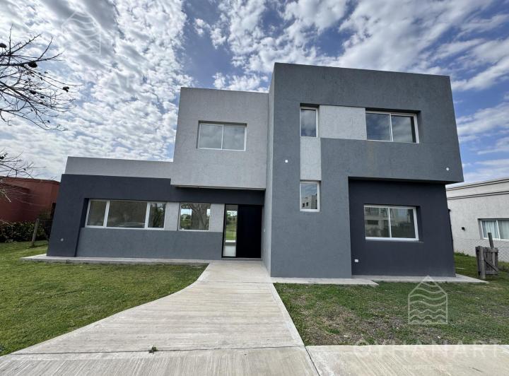 Casa · 170m² · 5 Ambientes · 4 Cocheras