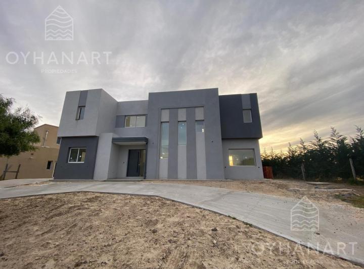 Casa · 180m² · 6 Ambientes · 4 Cocheras
