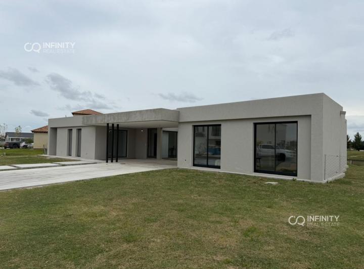 Casa · 260m² · 6 Ambientes · 2 Cocheras