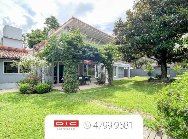 Casa · 400m² · 11 Ambientes · 1 Cochera
