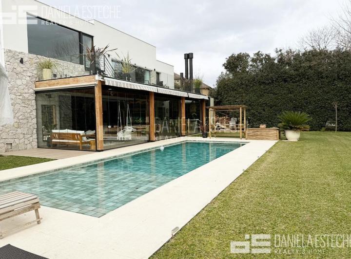 Casa · 422m² · 6 Ambientes · 2 Cocheras